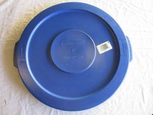 lot 119 image: Rubbermaid Commercial Products-# 2609, 3 pcs. Brute Lid for 10 gal. container #2610