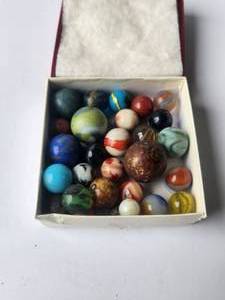lot 4 image: Collection of vintage marbles