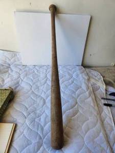 lot 11 image: Vintage Louisville Slugger baseball bat - Hillerich & Brausby - 130 Ernie Banks