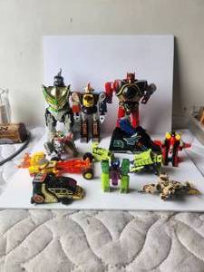 lot 14 image: Selection of transformer toys