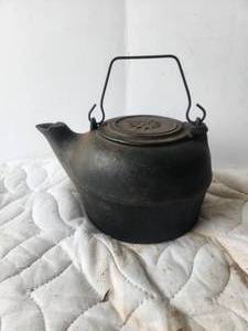lot 23 image: Large vintage cast iron pot