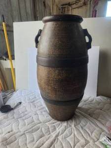 lot 26 image: Large floor vase