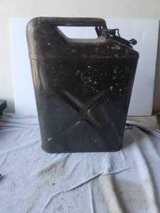lot 35 image: Vintage military Jerry can