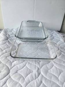 lot 47 image: Selection of 2 Pyrex and 1 anchor glass baking dishes