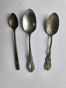 lot 48 image: Selection of vintage spoons