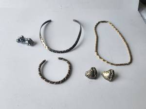 lot 65 image: Selection of vintage jewelry