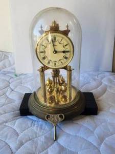 lot 72 image: Vintage German Kundo 400-day anniversary clock with key