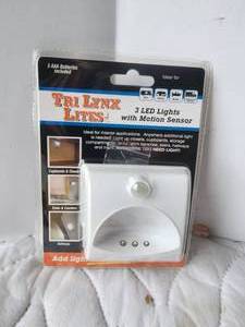 lot 58 image: LYNX 12-LED LIGHT WITH MOTION AND DAWNDUSK SENSORS  White- #00025 - 20