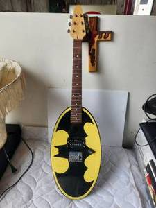 lot 63 image: Batman Guitar from Six Flags of Texas - no strings