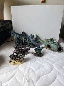 lot 85 image: Selection of aquarium-tank decorations