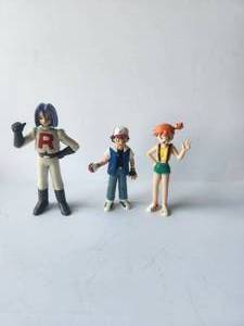 lot 9 image: Pokmon action figures