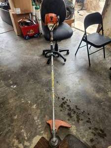 lot 105 image: Stihl FS 90 R straight shaft weed eater - has compression
