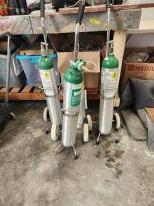 lot 118 image: Selection of oxygen tanks and stands - some have oxygen