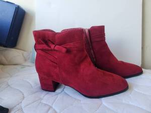 lot 134 image: Pair of Ladies shoe-boots