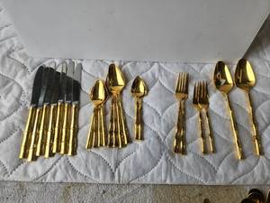 lot 129 image: Selection of gold plated dishware
