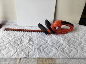 lot 132 image: Black & Decker electric edger - tested works
