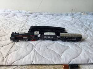 lot 137 image: Plastic train set - broken pieces