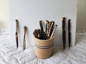 lot 138 image: Selection of vintage steak knives in crock
