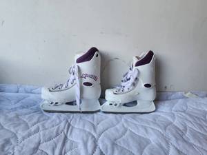 lot 162 image: Pair of ice skates by Hespeler - expands 4 sizes
