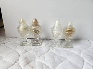 lot 165 image: Glass salt & pepper shakers - 2 sets, 1 has chipped base