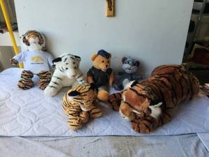 lot 179 image: Selection of stuffed tigers
