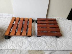 lot 232 image: Rolling plant holders