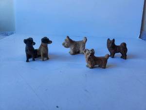 lot 203 image: Selection of Vintage miniature dogs, 1 cast iron others carved