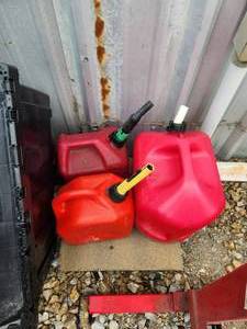lot 92 image: Selection of 3 gas cans