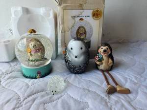 lot 182 image: Selection of hedgehog decor.