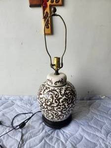 lot 180 image: Table lamp