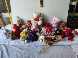lot 220 image: Selection of stuffed bears