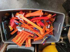lot 263 image: Generous selection of Hot Wheels racetrack accessories