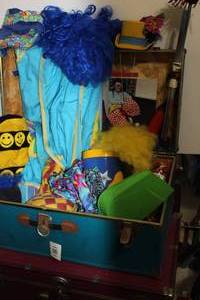 lot 3 image: Vintage Trunk Full of Clown Gear