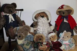 lot 4 image: Boyds Bears & others