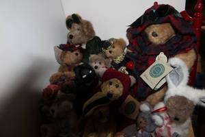 lot 8 image: Generious Lot of Poseable Boyds Bears