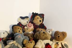 lot 15 image: Generious Lot of Poseable Boyds Bears