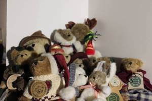 lot 16 image: Generious Lot of Poseable Boyds Bears