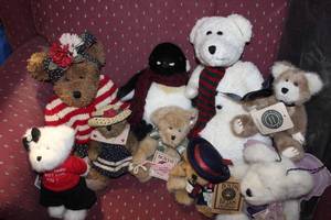 lot 21 image: Generiou Lot of Boyds Bears