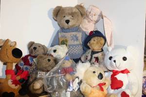 lot 20 image: Generious Lot of Poseable Boyds Bears