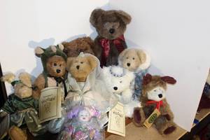 lot 33 image: Generous Lot of Poseable Boyds Bears