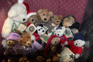 lot 34 image: Generous Lot of Poseable Boyds Bears and Others