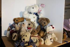 lot 42 image: Generous Lot of Poseable Boyds Bears