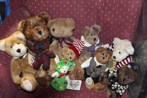 lot 43 image: Generous Lot of Poseable Boyds Bears