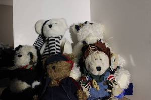 lot 59 image: Generous lot of Boyds Bears, with wooden Bench Included
