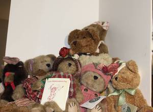 lot 84 image: Generous Selection of Boyds Bears