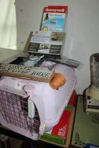 lot 37 image: Assorted Cat Items, See Photos