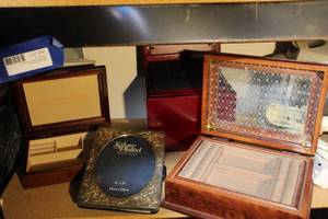 lot 39 image: Vintage Jewlery Boxes and Silver-plated Photo Frame Book