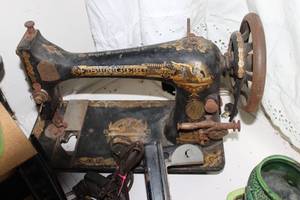 lot 49 image: Antique Singer Sewing Machine .. Model #27, Manufactured July 2, 1906