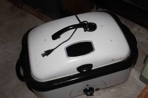 lot 87 image: Very Large Electric RoasterSlow cooker