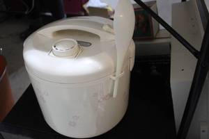 lot 133 image: Rice Cooker and Microwave